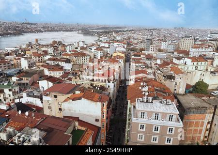 türkei istanbul 23. juni 2024, Ein majestätischer Luftblick auf eine pulsierende Stadt mit einem Fluss und Dächern Stockfoto