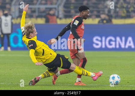 Dortmund, Deutschland. Januar 2025. Dortmund, 10. Januar 2025: Duell zwischen Julian Brandt (10 Dortmund) und Nathan Tella (19 Leverkusen) während des 1. Bundesliga-Fußballspiels zwischen Borussia Dortmund und Bayer 04 Leverkusen im Signal Iduna Park in Dortmund, Deutschland Philipp Kresnik (Philipp Kresnik/SPP) Credit: SPP Sport Pressefoto. /Alamy Live News Stockfoto