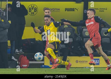 Dortmund, Deutschland. Januar 2025. Dortmund, 10. Januar 2025: Duell zwischen Yan Couto (2 Dortmund) und Florian Wirtz (10 Leverkusen) während des 1. Bundesliga-Fußballspiels zwischen Borussia Dortmund und Bayer 04 Leverkusen im Signal Iduna Park in Dortmund, Deutschland Philipp Kresnik (Philipp Kresnik/SPP) Credit: SPP Sport Pressefoto. /Alamy Live News Stockfoto
