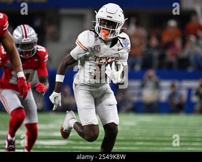 Arlington, Usa. Januar 2025. Der Texas Wide Receiver Silas Bolden (11) stürzt 24 Yards, nachdem er am Freitag, den 10. Januar 2025, im zweiten Viertel des Cotton Bowl im AT&T Stadium in Arlington, Texas, einen Pass von Quarterback Quinn Ewers gegen Ohio State geholt hatte. Foto: Ian Halperin/UPI Credit: UPI/Alamy Live News Stockfoto
