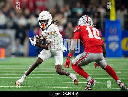 Arlington, Texas, USA. Januar 2025. Der Texas Wide Receiver SILAS BOLDEN (11) trägt den Ball nach einem Fang während der ersten Hälfte des Cotton Bowl Classic CFP Semifinal College Footballspiels am 10. Januar 2025 in Arlington, Texas. (Kreditbild: © Scott Coleman/ZUMA Press Wire) NUR REDAKTIONELLE VERWENDUNG! Nicht für kommerzielle ZWECKE! Stockfoto