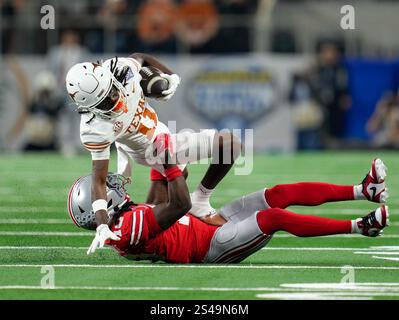 Arlington, Texas, USA. Januar 2025. Ohio State Cornerback DENZEL BURKE (10) versucht, den Texas Wide Receiver SILAS BOLDEN (11) nach einem Fang während der ersten Hälfte des Cotton Bowl Classic CFP Semifinal College Football Spiels am 10. Januar 2025 in Arlington, Texas, anzugreifen. (Kreditbild: © Scott Coleman/ZUMA Press Wire) NUR REDAKTIONELLE VERWENDUNG! Nicht für kommerzielle ZWECKE! Stockfoto