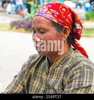 Eine reife Frau mit rotem Kopftuch in Bukittinggi, West Sumatra, Indonesien. Stockfoto