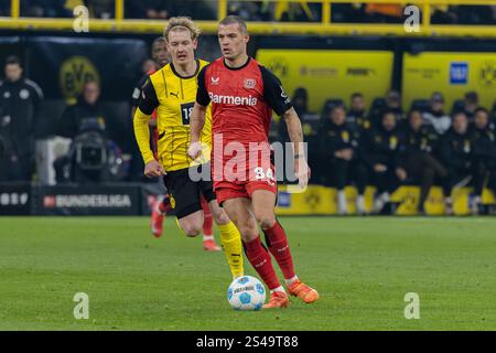 Dortmund, Deutschland. Januar 2025. Dortmund, 10. Januar 2025: Duell zwischen Granit Xhaka (34 Leverkusen) und Julian Brandt (10 Dortmund) während des 1. Bundesliga-Fußballspiels zwischen Borussia Dortmund und Bayer 04 Leverkusen im Signal Iduna Park in Dortmund, Deutschland Philipp Kresnik (Philipp Kresnik/SPP) Credit: SPP Sport Press Photo. /Alamy Live News Stockfoto