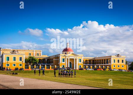 San Juan, Puerto Rico - 27. Februar 2018: Studenten trainieren auf dem Rasen vor der Escuela de Artes Plásticas y Diseño de Puerto Rico. Stockfoto