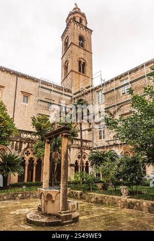 Franziskanerkirche und Klosterhof in Dubrovnik Stockfoto