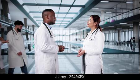 Glücklicher Freundlicher Arzt, Der Im Modernen Krankenhaus Spricht Stockfoto