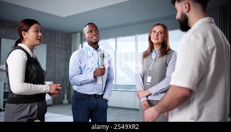 Business People Group Chatten. Team Spricht Im Büro Stockfoto