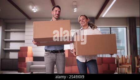 Glückliches Junges Paar, Das Kisten In New Home Umzieht Stockfoto