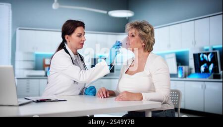 Asthma COPD Atemzerstäuber und Maske vom Arzt oder von der Krankenschwester gegeben Stockfoto