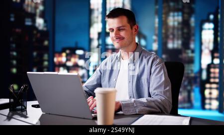 Späte Nacht Trainngs Am Computer. Business Stream Stockfoto