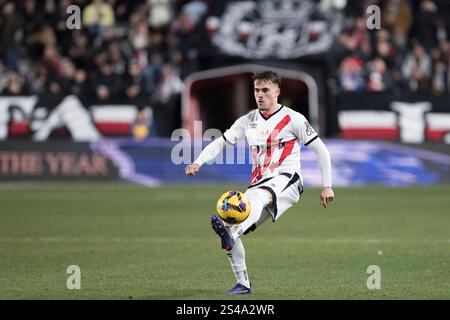 Madrid, Spanien. Januar 2025. MADRID, SPANIEN - Januar 10: PEP Chavarria von Rayo Vallecano kontrolliert den Ball während des Spiels LaLiga EA Sports 2024/25 zwischen Rayo Vallecano und Barcelona im Celta de Vigo Stadion in Madrid. (Foto: Guillermo Martinez/SIPA USA) Credit: SIPA USA/Alamy Live News Stockfoto