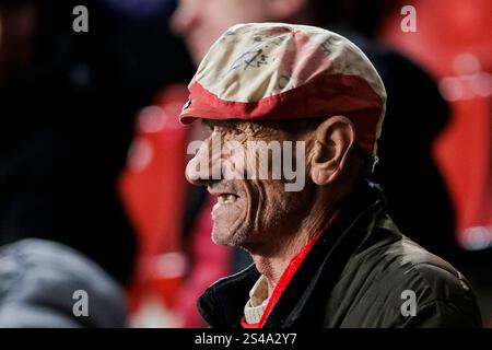 Madrid, Spanien. Januar 2025. MADRID, SPANIEN - Januar 10: Ein Fan von Rayo Vallecano besucht das LaLiga EA Sports 2024/25 Spiel zwischen Rayo Vallecano und Barcelona im Celta de Vigo Stadion in Madrid. (Foto: Guillermo Martinez/SIPA USA) Credit: SIPA USA/Alamy Live News Stockfoto