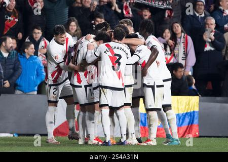 Madrid, Spanien. Januar 2025. MADRID, SPANIEN - Januar 10: Mehrere Spieler von Rayo Vallecano feiern ein Tor während des LaLiga EA Sports 2024/25 Spiel zwischen Rayo Vallecano und Barcelona im Celta de Vigo Stadion in Madrid. (Foto: Guillermo Martinez/SIPA USA) Credit: SIPA USA/Alamy Live News Stockfoto