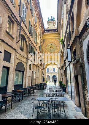 Astronomische Uhr im Turm in der Gasse zur Piazza della Loggia, Brescia, Italien. Stockfoto