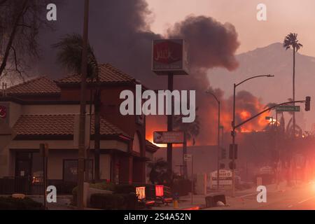 Altadena, Kalifornien, USA - 8. Januar 2025: Mit Hilfe der extremen Santa Ana Winds zerstört das Eaton-Feuer die Innenstadt von Altadena. Stockfoto