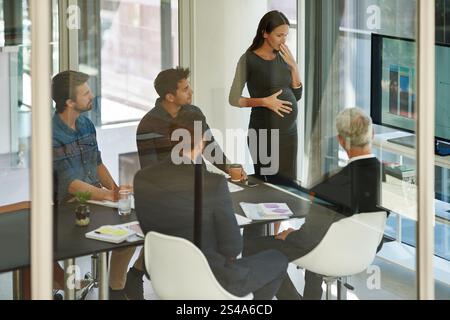 Schwangerschaft, Frau und Kranke im Büro mit Unwohlsein, Übelkeit und Morgenkrankheit. Mutterschaft Burnout, Geschäftsleute und Finanzen Stockfoto