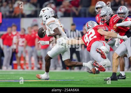 Arlington, Texas, USA. Januar 2025. Der Texas Longhorns Wide Receiver Silas Bolden (11) lässt den Ball von Ohio State Buckeyes Defensive End Caden Curry (92) während des Spiels zwischen den Ohio State Buckeyes und den Texas Longhorns im College Football Playoff Semifinale im AT&T Stadium in Arlington, Texas, losschlagen. (Kreditbild: © Scott Stuart/ZUMA Press Wire) NUR REDAKTIONELLE VERWENDUNG! Nicht für kommerzielle ZWECKE! Stockfoto