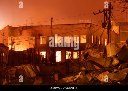 Altadena, Kalifornien, USA - 8. Januar 2025: Mit Hilfe der extremen Santa Ana Winds zerstört das Eaton-Feuer die Innenstadt von Altadena. Stockfoto