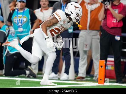 Arlington, Texas, USA. Januar 2025. Texas Running Back JAYDON BLUE (23) erzielte bei einem 26-Yard-Touchdown-Empfang während des dritten Viertels des Cotton Bowl Classic CFP Semifinal College-Footballspiels am 10. Januar 2025 in Arlington, Texas. Ohio State schlug Texas, 28-14. (Kreditbild: © Scott Coleman/ZUMA Press Wire) NUR REDAKTIONELLE VERWENDUNG! Nicht für kommerzielle ZWECKE! Stockfoto