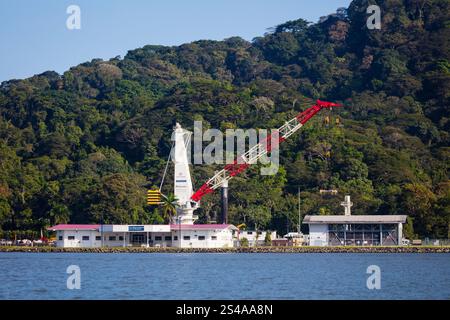 Großer Kran und Gebäude neben dem Panamakanal in Gamboa, Provinz Colon, Republik Panama, Zentralamerika. Stockfoto