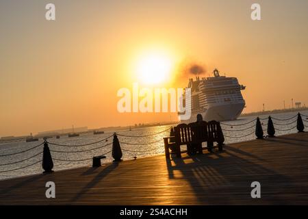 Doha Qatar: Ein großes Kreuzfahrtschiff legt bei Sonnenaufgang im alten Hafen von Doha an Stockfoto