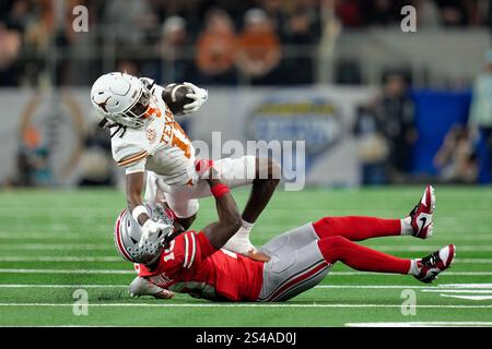 Cornerback Denzel Burke (Ohio State Buckeyes, #10) versucht einen Tackle als Wide Receiver Silas Bolden (Texas Longhorns, #11) rollt und bricht den Tackle USA, Texas Longhorns gegen Ohio State Buckeyes, College Football, Cotton Bowl Classic CFP Semifinal Game, 10.01.2025 Foto: Eibner-Pressefoto/Scott Coleman Stockfoto