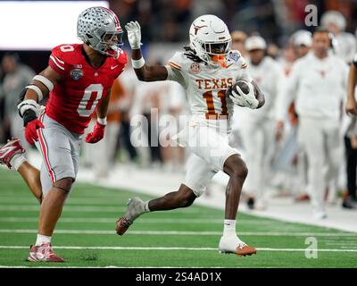 Linebacker Cody Simon (Ohio State Buckeyes, #0) verfolgt Wide Receiver Silas Bolden (Texas Longhorns, #11) USA, Texas Longhorns vs Ohio State Buckeyes, College Football, Cotton Bowl Classic CFP Semifinal Game, 10.01.2025 Foto: Eibner-Pressefoto/Scott Coleman Stockfoto