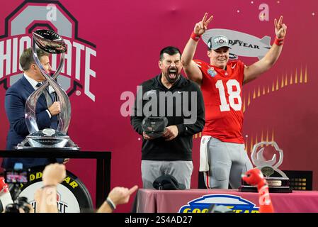 ESPN Gastgeber Rece Davis, Head Coach Ryan Day (Ohio State Buckeyes) und Quarterback will Howard (Ohio State Buckeyes, #18) auf der Bühne während der Trophäenpräsentation USA, Texas Longhorns gegen Ohio State Buckeyes, College Football, Cotton Bowl Classic CFP Semifinal Game, 10.01.2025 Foto: Eibner-Pressefoto/Scott Coleman Stockfoto