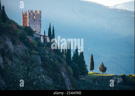 Berühmtes italienisches Wahrzeichen: Castello di Arco und seine atemberaubende Umgebung Stockfoto