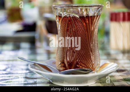 Duftender gesunder Tee in einem Glasbecher, Café der östlichen Küche Stockfoto