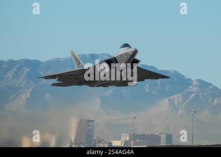 Ein F-22 Raptor, der der 422. Test- und Auswertungsgeschwader der Nellis Air Force Base, Nevada, zugeordnet ist, startet zu einer Mission auf der Nellis Air Force Base, ne Stockfoto