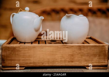 Duftender gesunder Tee in einem Glasbecher gebrüht in einer Teekanne, Café der indischen Küche Stockfoto