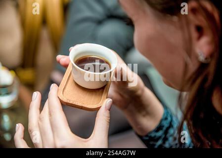 Duftender gesunder Tee in einem Glasbecher gebrüht in einer Teekanne, Café der indischen Küche Stockfoto