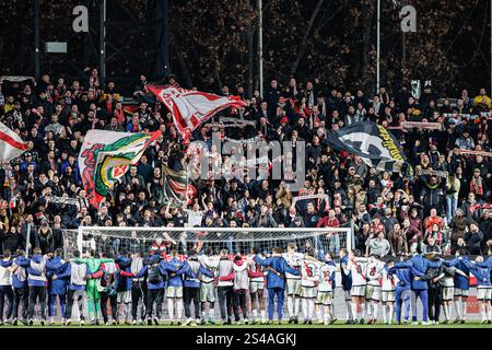 Madrid, Spanien. Januar 2025. Spieler und Fans von Rayo, die während des LaLiga EA SPORTSPIELS zwischen Teams von Rayo Vallecano und RC Celta de Vigo im Estadio de Vallecas in Aktion waren. Quelle: SOPA Images Limited/Alamy Live News Stockfoto