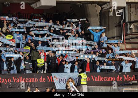 Madrid, Spanien. Januar 2025. Fans von Celta Vigo, die während des LaLiga EA SPORTSPIELS zwischen den Teams von Rayo Vallecano und RC Celta de Vigo im Estadio de Vallecas in Aktion waren. Quelle: SOPA Images Limited/Alamy Live News Stockfoto