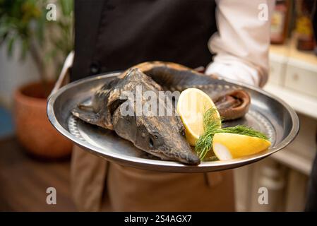 Braten Sie ganze Fischgerichte auf Glasplatte, Mittagessen für eine große Firma im Restaurant Stockfoto