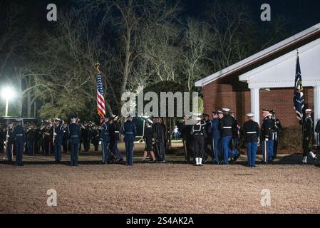 Plains, Usa. Januar 2025. Mitglieder des US-Dienstes und der Farbenwächter mit dem Sarg des ehemaligen US-Präsidenten Jimmy Carter verließen die Maranatha Baptist Church in seiner Heimatstadt Plains, GA, USA, am Donnerstag, den 9. Januar. 2025. der verstorbene Präsident wird während einer Privatbeerdigung in seinem langjährigen Wohnsitz in Plains zur Ruhe gebracht. Foto: Andi Rice/CNP/ABACAPRESS. COM Credit: Abaca Press/Alamy Live News Stockfoto