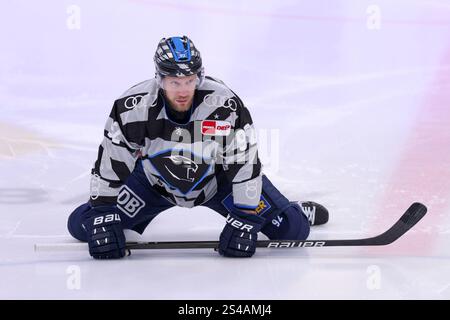 Ingolstadt, Deutschland. Januar 2025. Ingolstadt, Deutschland 10. Januar 2025: Penny DEL - 2024/2025 - Sp.35 - ERC Ingolstadt vs. Augsburger Panther im Bild: Daniel Schmölz/Schmoelz (ERC Ingolstadt) beim Aufwaermen Credit: dpa/Alamy Live News Stockfoto