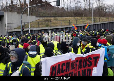 Im saechsischen Riesa wird seit den fruehen Morgenstunden des 11.01.2025 gegen den AfD - Bundesparteitag protestiert. Dafuer sind nach Angaben des Buendnis widersetzen bereits Tausende Menschen aus dem gesamten Bundesgebiet mit Bussen und Bahn angereist. Gruppen von Demonstranten gelingt es immer wieder, Zufahrtsstrassen in die Stadt und zu der Veranstaltungshalle des AfD-Parteitages zu blockieren Foto. Gegen die Blockaden setzen Einsatzkraefte Pfefferspray ein. Siehe epd-Meldung vom 11.01.2025 NUR REDAKTIONELLE VERWENDUNG *** in Riesa, Sachsen, haben Proteste gegen die AfD-Bundesparteikonferenz b Stockfoto