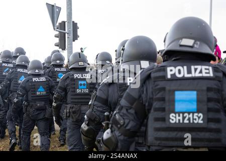 Im saechsischen Riesa wird seit den fruehen Morgenstunden des 11.01.2025 gegen den AfD - Bundesparteitag protestiert. Dafuer sind nach Angaben des Buendnis widersetzen bereits Tausende Menschen aus dem gesamten Bundesgebiet mit Bussen und Bahn angereist. Gruppen von Demonstranten gelingt es immer wieder, Zufahrtsstrassen in die Stadt und zu der Veranstaltungshalle des AfD-Parteitages zu blockieren Foto. Gegen die Blockaden setzen Einsatzkraefte Pfefferspray ein. Siehe epd-Meldung vom 11.01.2025 NUR REDAKTIONELLE VERWENDUNG *** in Riesa, Sachsen, haben Proteste gegen die AfD-Bundesparteikonferenz b Stockfoto