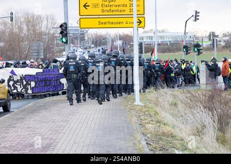 Im saechsischen Riesa wird seit den fruehen Morgenstunden des 11.01.2025 gegen den AfD - Bundesparteitag protestiert. Dafuer sind nach Angaben des Buendnis widersetzen bereits Tausende Menschen aus dem gesamten Bundesgebiet mit Bussen und Bahn angereist. Gruppen von Demonstranten gelingt es immer wieder, Zufahrtsstrassen in die Stadt und zu der Veranstaltungshalle des AfD-Parteitages zu blockieren Foto. Gegen die Blockaden setzen Einsatzkraefte Pfefferspray ein. Siehe epd-Meldung vom 11.01.2025 NUR REDAKTIONELLE VERWENDUNG *** in Riesa, Sachsen, haben Proteste gegen die AfD-Bundesparteikonferenz b Stockfoto