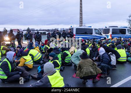 Im saechsischen Riesa wird seit den fruehen Morgenstunden des 11.01.2025 gegen den AfD - Bundesparteitag protestiert. Dafuer sind nach Angaben des Buendnis widersetzen bereits Tausende Menschen aus dem gesamten Bundesgebiet mit Bussen und Bahn angereist. Gruppen von Demonstranten gelingt es immer wieder, Zufahrtsstrassen in die Stadt und zu der Veranstaltungshalle des AfD-Parteitages zu blockieren Foto. Gegen die Blockaden setzen Einsatzkraefte Pfefferspray ein. Siehe epd-Meldung vom 11.01.2025 NUR REDAKTIONELLE VERWENDUNG *** in Riesa, Sachsen, haben Proteste gegen die AfD-Bundesparteikonferenz b Stockfoto