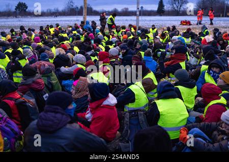 Im saechsischen Riesa wird seit den fruehen Morgenstunden des 11.01.2025 gegen den AfD - Bundesparteitag protestiert. Dafuer sind nach Angaben des Buendnis widersetzen bereits Tausende Menschen aus dem gesamten Bundesgebiet mit Bussen und Bahn angereist. Gruppen von Demonstranten gelingt es immer wieder, Zufahrtsstrassen in die Stadt und zu der Veranstaltungshalle des AfD-Parteitages zu blockieren Foto. Gegen die Blockaden setzen Einsatzkraefte Pfefferspray ein. Siehe epd-Meldung vom 11.01.2025 NUR REDAKTIONELLE VERWENDUNG *** in Riesa, Sachsen, haben Proteste gegen die AfD-Bundesparteikonferenz b Stockfoto