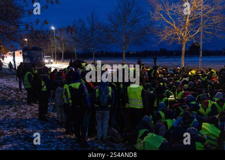 Im saechsischen Riesa wird seit den fruehen Morgenstunden des 11.01.2025 gegen den AfD - Bundesparteitag protestiert. Dafuer sind nach Angaben des Buendnis widersetzen bereits Tausende Menschen aus dem gesamten Bundesgebiet mit Bussen und Bahn angereist. Gruppen von Demonstranten gelingt es immer wieder, Zufahrtsstrassen in die Stadt und zu der Veranstaltungshalle des AfD-Parteitages zu blockieren Foto. Gegen die Blockaden setzen Einsatzkraefte Pfefferspray ein. Siehe epd-Meldung vom 11.01.2025 NUR REDAKTIONELLE VERWENDUNG *** in Riesa, Sachsen, haben Proteste gegen die AfD-Bundesparteikonferenz b Stockfoto