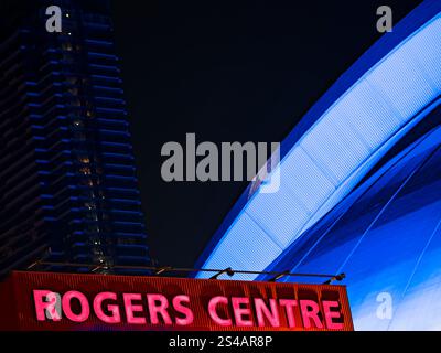 Toronto Canada / Toronto's Rogers Centre ist ein Sportdenkmal und Heimstadion der Toronto Blue Jays at Night in Downtown Toronto. Stockfoto