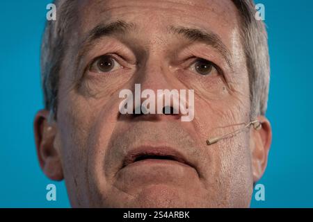 Surrey, Großbritannien. Januar 2025. Nigel Farage, Leader of Reform UK, spricht auf der Südostkonferenz der Partei auf der Sandown Racecourse in Surrey, Esher, an Hunderten von Mitgliedern. Die Reformpartei versucht, auf der Dynamik der allgemeinen Wahlen aufzubauen, um Hunderte von Sitzen bei Kommunalwahlen im Laufe des Jahres zu gewinnen. Guy Corbishley/Alamy Live News Stockfoto