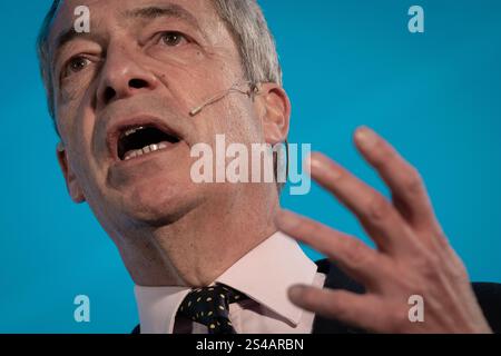 Surrey, Großbritannien. Januar 2025. Nigel Farage, Leader of Reform UK, spricht auf der Südostkonferenz der Partei auf der Sandown Racecourse in Surrey, Esher, an Hunderten von Mitgliedern. Die Reformpartei versucht, auf der Dynamik der allgemeinen Wahlen aufzubauen, um Hunderte von Sitzen bei Kommunalwahlen im Laufe des Jahres zu gewinnen. Guy Corbishley/Alamy Live News Stockfoto