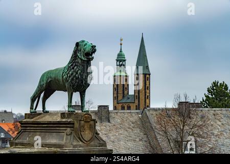 Braunschweiger Löwe der Kaiserpfalz und die Türme der Marktkirche St. Cosmas und Damian in Goslar, Niedersachsen, Deutschland | Braunschweiger Löwe of Stockfoto