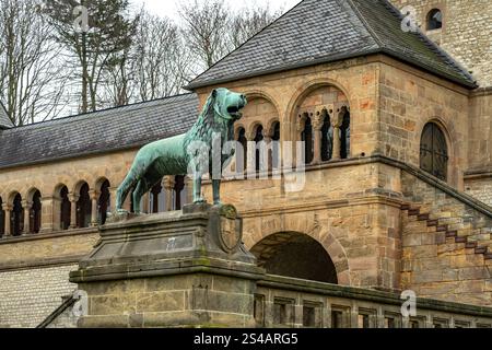 Braunschweiger Löwe vor der Kaiserpfalz in Goslar, Niedersachsen, Deutschland | Braunschweiger Löwe in der Kaiserpfalz in Goslar, Niedersachsen Stockfoto